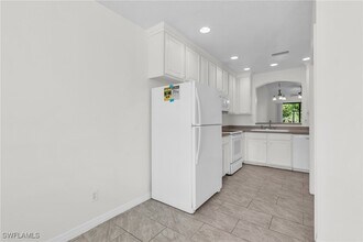 7655 Meadow Lakes Dr in Naples, FL - Building Photo - Building Photo