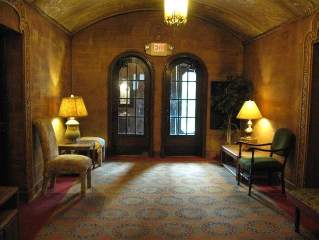 Westmont Apartments in Akron, OH - Building Photo - Lobby