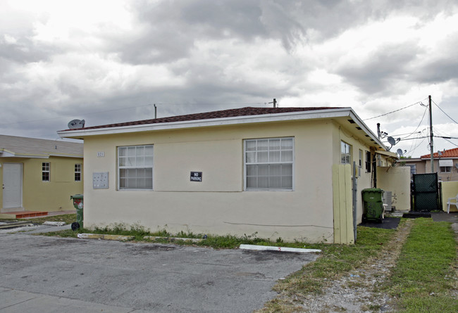 511-521 SW 57th Ave in Miami, FL - Foto de edificio - Building Photo