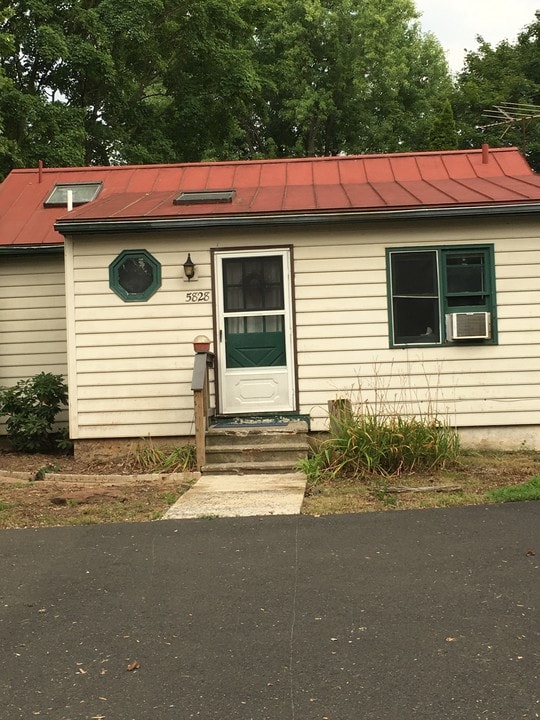 5828 Township Line Rd in Pipersville, PA - Building Photo