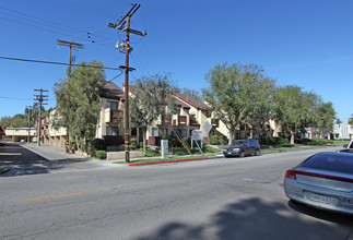 Owens Garden Apartments in Canoga Park, CA - Building Photo - Building Photo