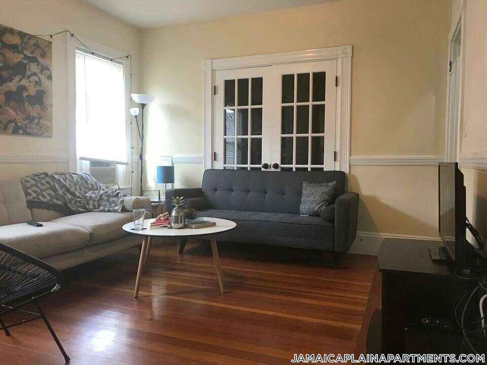 17 Woodlawn St in Boston, MA - Building Photo