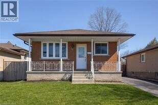 14 Grenadier Rd in Cambridge, ON - Building Photo