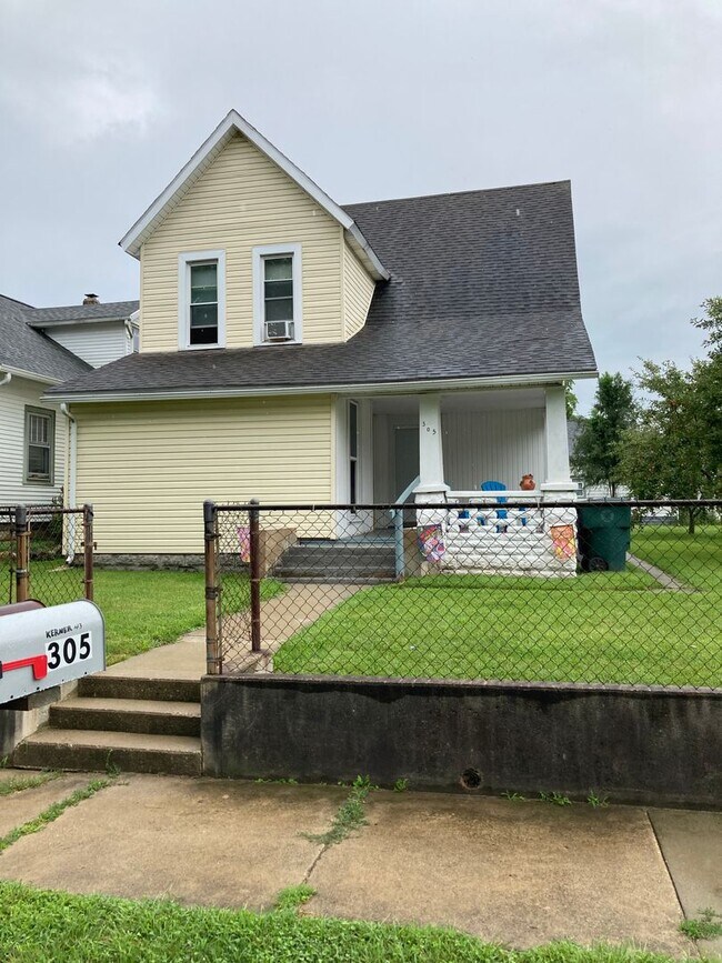 property at 305 E 9th St