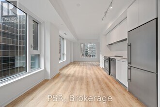 101 Roehampton Ave in Toronto, ON - Building Photo - Building Photo