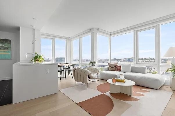 555 W 38th St