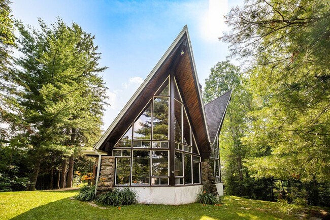8 Pl. d'Artois in Estérel, QC - Building Photo - Building Photo