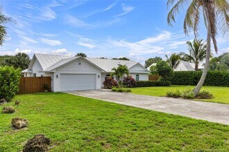 4811 NE Savannah Rd in Jensen Beach, FL - Foto de edificio - Building Photo