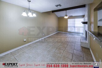 1233 Royal Crest Dr in Killeen, TX - Building Photo - Building Photo