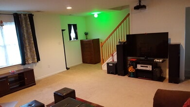 18 Alerica Ln in Franklin Township, NJ - Foto de edificio - Building Photo