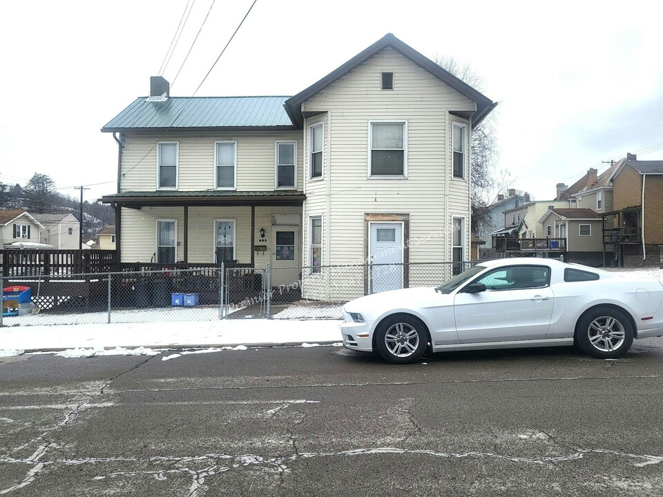 1025 Butler Ave in New Castle, PA - Building Photo