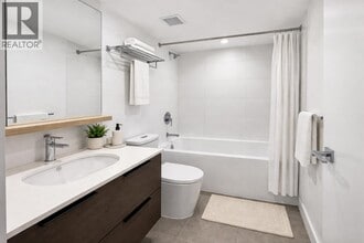 567 Emerson St in Coquitlam, BC - Building Photo - Building Photo