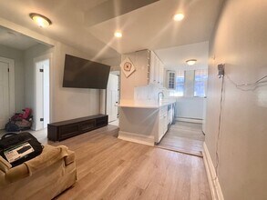 1736 Commonwealth Ave, Unit A in Boston, MA - Foto de edificio - Building Photo