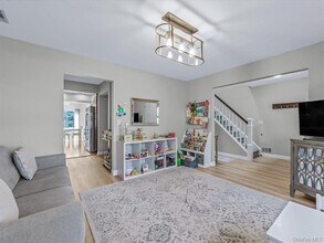 54 Hidden Ridge Dr in Syosset, NY - Building Photo - Building Photo