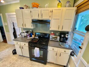 12 Oswald St, Unit 2 in Boston, MA - Foto de edificio - Building Photo