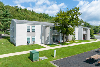 Emerald Pond Estates in Ellenville, NY - Foto de edificio - Building Photo