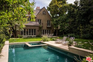 2027 Laughlin Park Dr in Los Angeles, CA - Building Photo