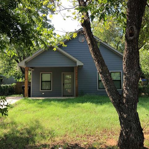 926 W Baker St in Denison, TX - Building Photo