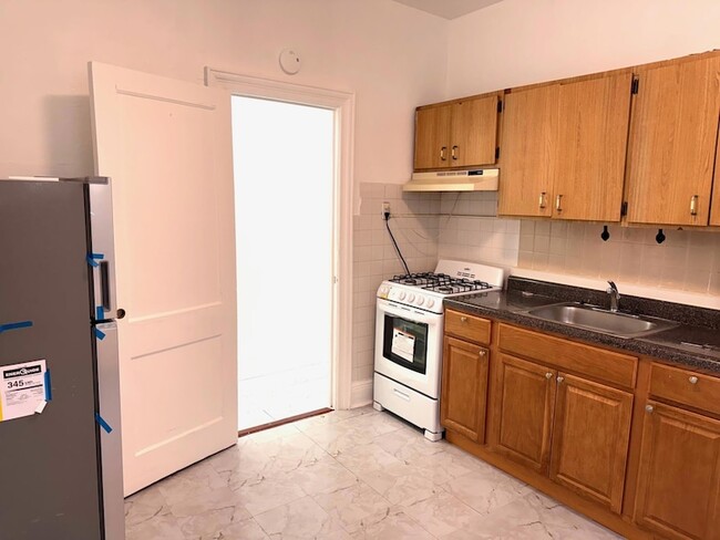 81-10 37th Ave, Unit 3R in Queens, NY - Building Photo - Building Photo
