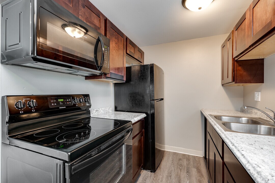 Imperial Continental Court Apartments in Vandalia, OH - Building Photo