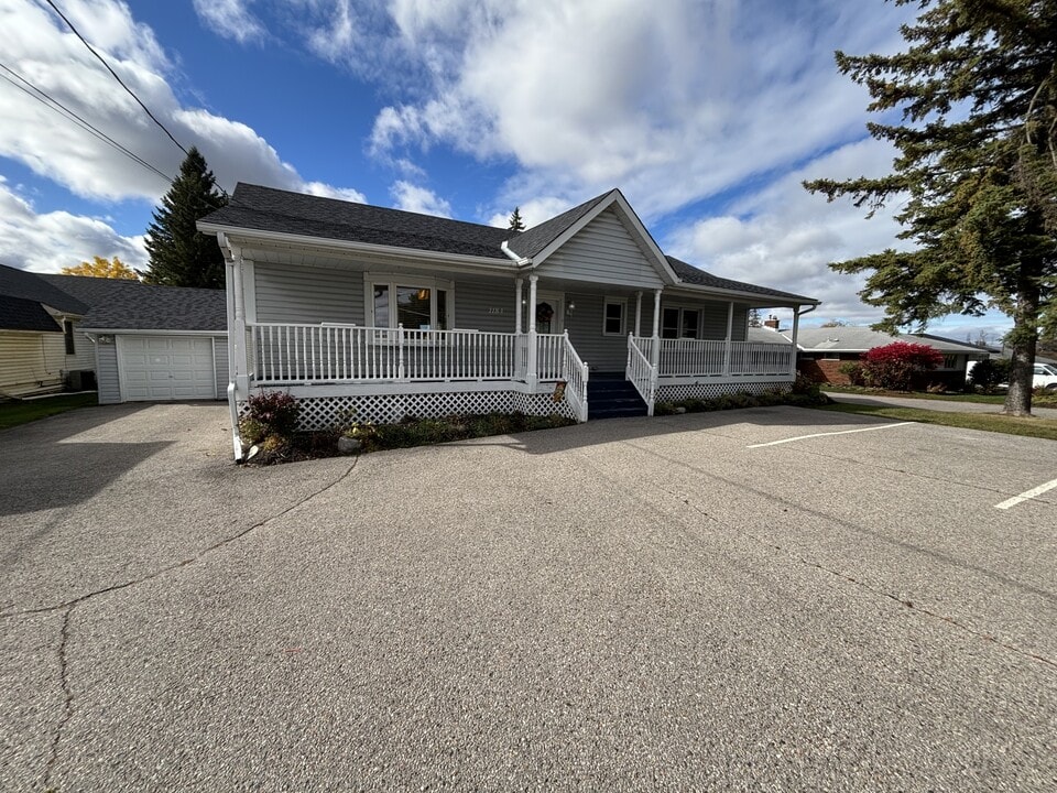 1183 Chemong Rd in Peterborough, ON - Building Photo