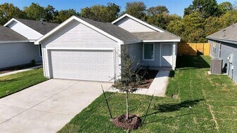 6734 Highlands St in Princeton, TX - Building Photo