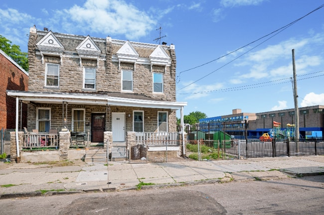 931 E Woodlawn St