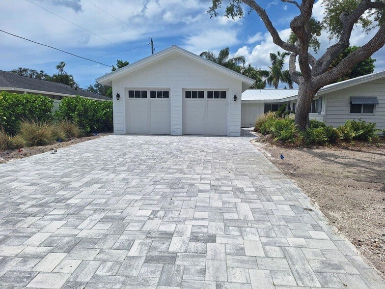 1833 Pandora Dr in Sarasota, FL - Foto de edificio