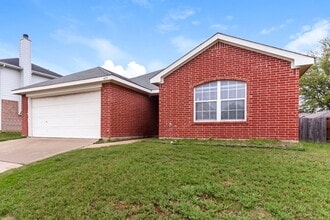 433 Heritage Dr in Crowley, TX - Foto de edificio - Building Photo