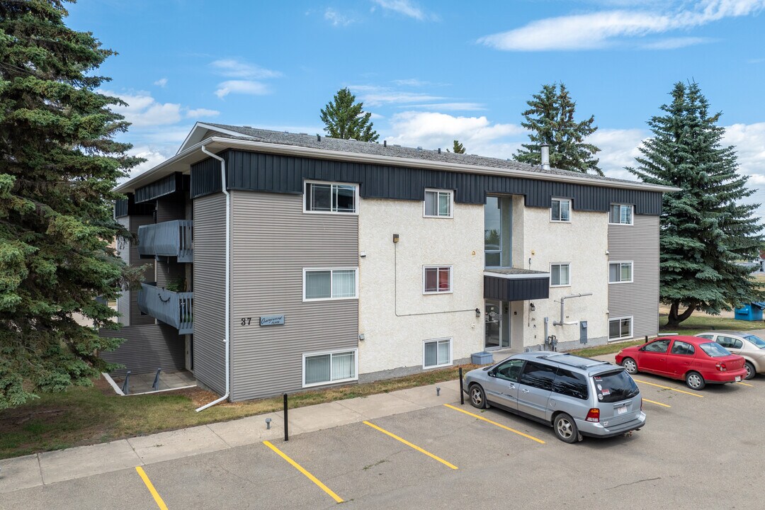 Orange Wood Place in Red Deer, AB - Building Photo