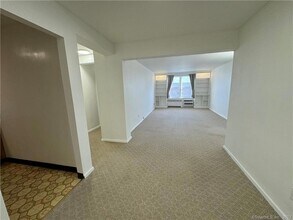 50 Fairview Ave in Norwalk, CT - Foto de edificio - Building Photo