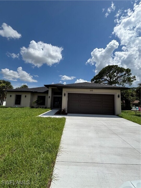 205 W 7th St in Lehigh Acres, FL - Building Photo