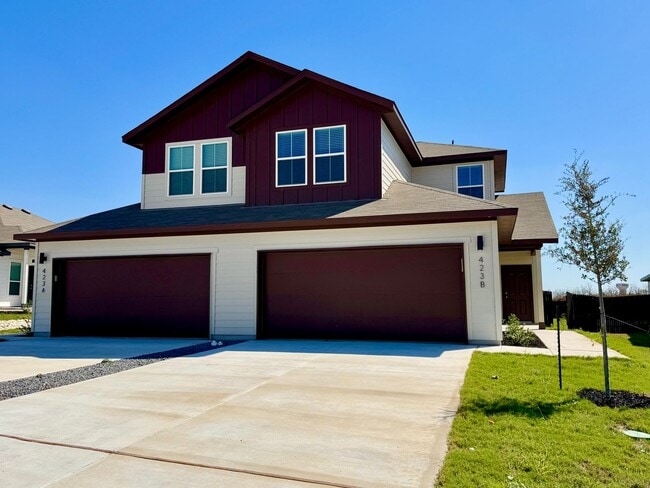 423 Cross Barn Blvd in Mustang Ridge, TX - Building Photo - Building Photo