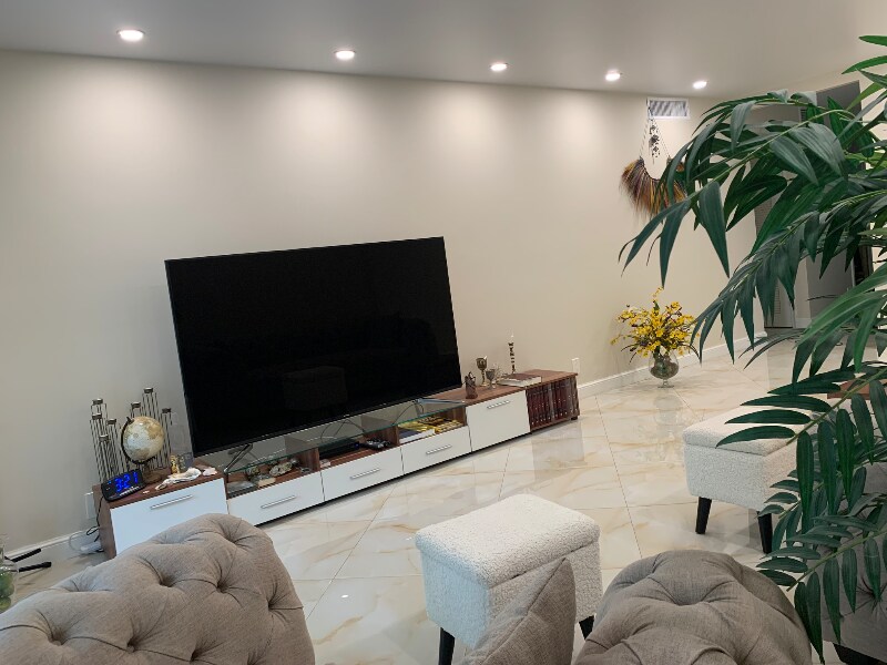 900 NE 12th Ave in Hallandale Beach, FL - Building Photo