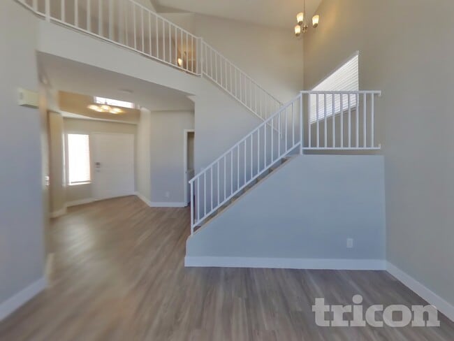 5646 Roundrock Dr in Las Vegas, NV - Foto de edificio - Building Photo