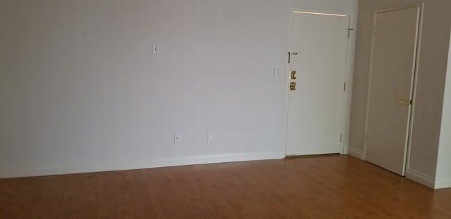 18530 Hatteras St, Unit 102 in Tarzana, CA - Building Photo - Building Photo