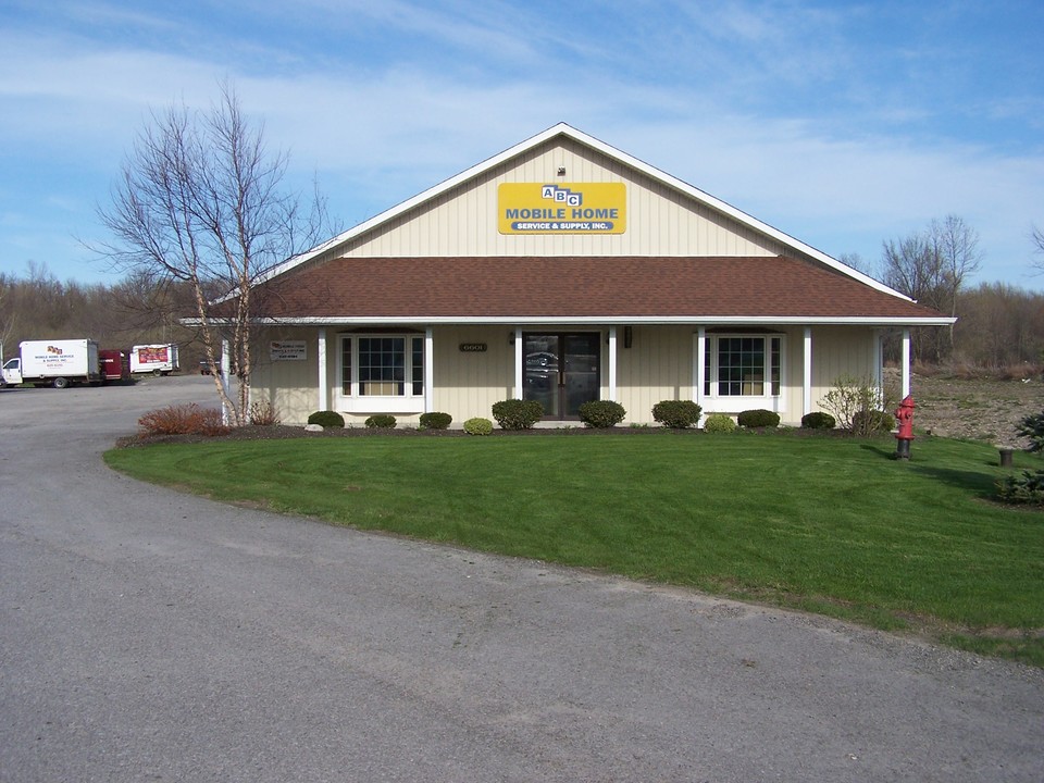 6597 S Transit Rd in Lockport, NY - Building Photo