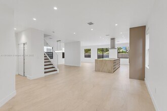 8725 NW 102nd Ct in Doral, FL - Building Photo - Building Photo