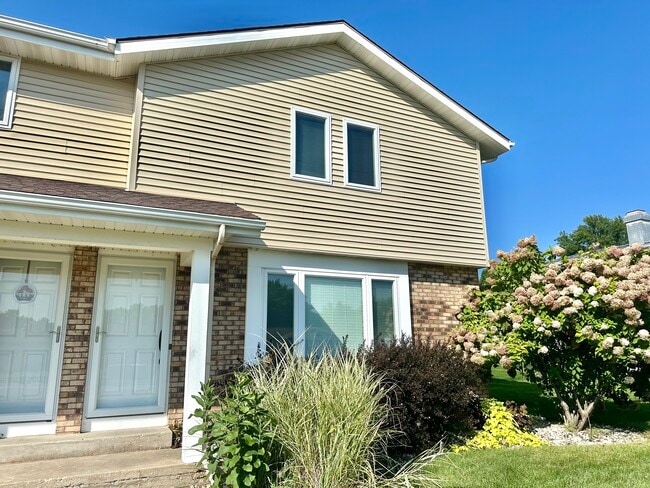 2748 Mineral Point Ave, Unit 2748 in Janesville, WI - Foto de edificio - Building Photo