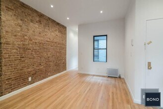 166 E 90th St in New York, NY - Building Photo - Building Photo