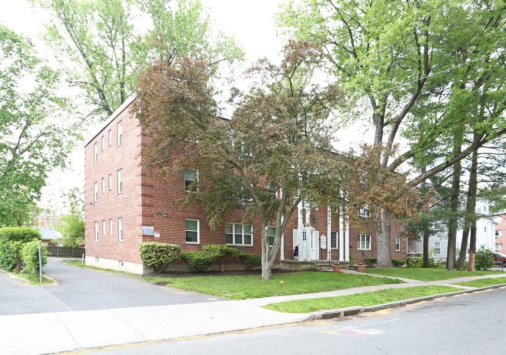 41 W Beacon St in West Hartford, CT - Building Photo