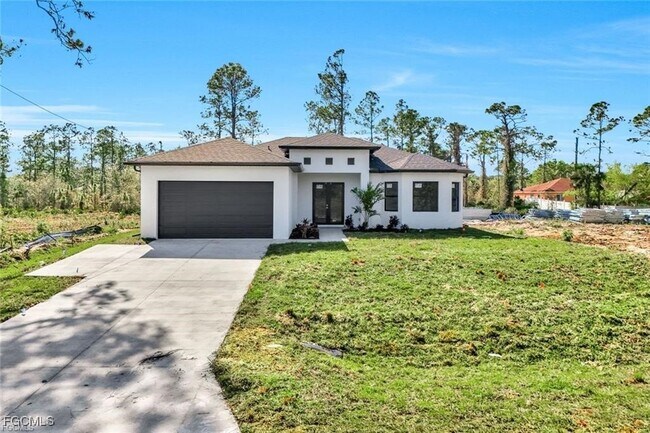 846 Cadis St E in Lehigh Acres, FL - Building Photo - Building Photo