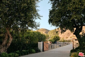 29685 Cuthbert Rd in Malibu, CA - Building Photo - Building Photo