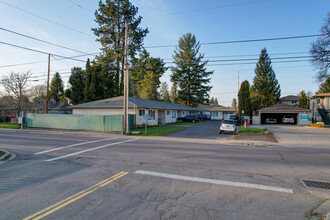 1700 N Davis St in Cornelius, OR - Building Photo - Building Photo