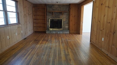 103 Pequotsepos Rd in Stonington, CT - Building Photo - Building Photo