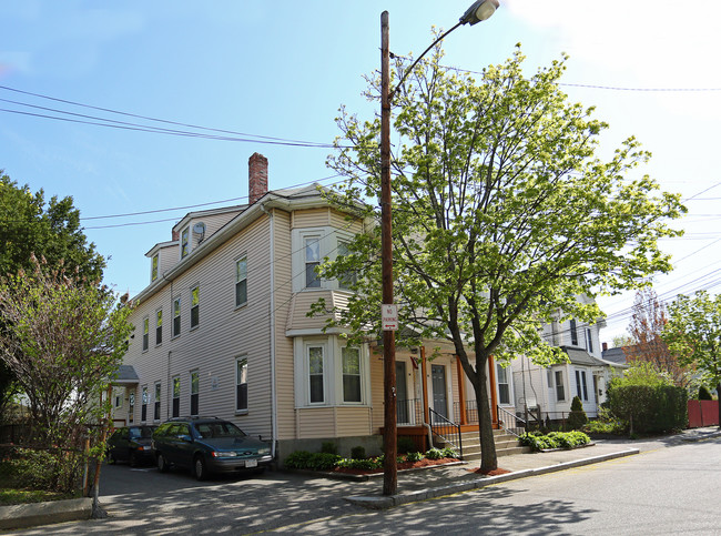 56-58 Cushing St in Waltham, MA - Foto de edificio - Building Photo