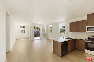 741 Silver Lake Blvd in Los Angeles, CA - Building Photo