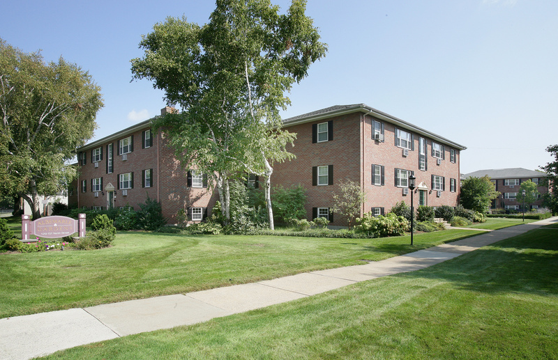 Albemarle Gardens in Newton, MA - Foto de edificio