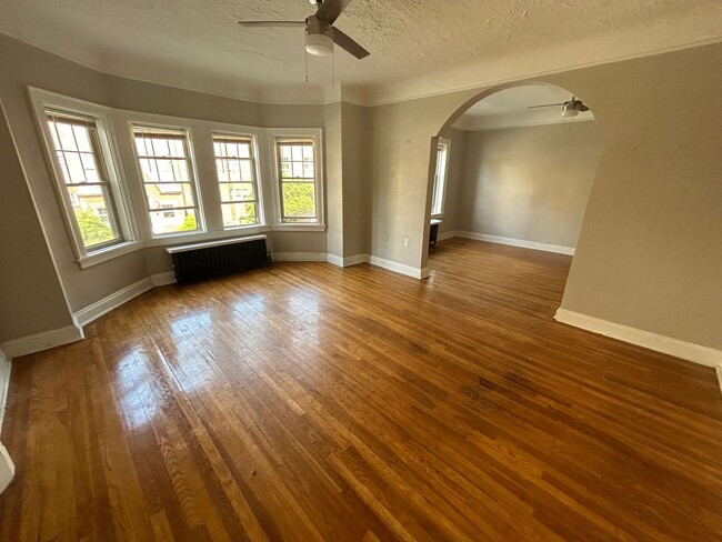 Spacious Apartment for Rent in Edgewater! in Lakewood, OH - Building Photo - Building Photo