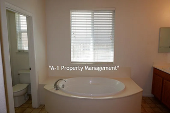 8060 Goldenleaf Way in Sacramento, CA - Building Photo - Building Photo